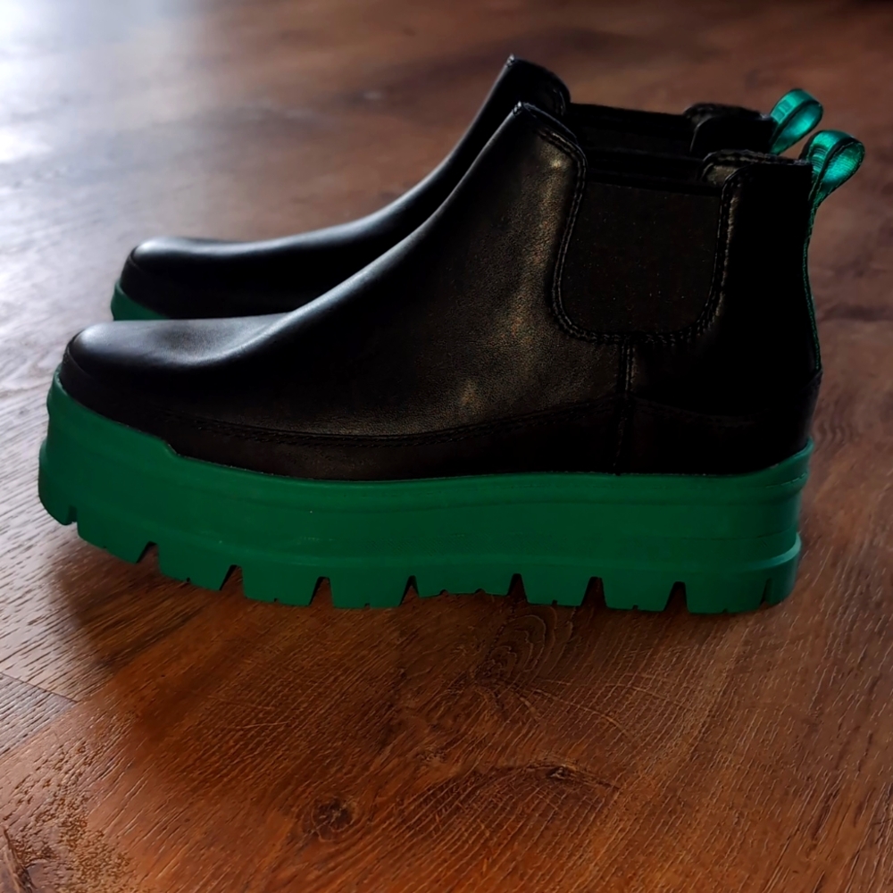 NWOT UGG emerald Merina black leather platform boot